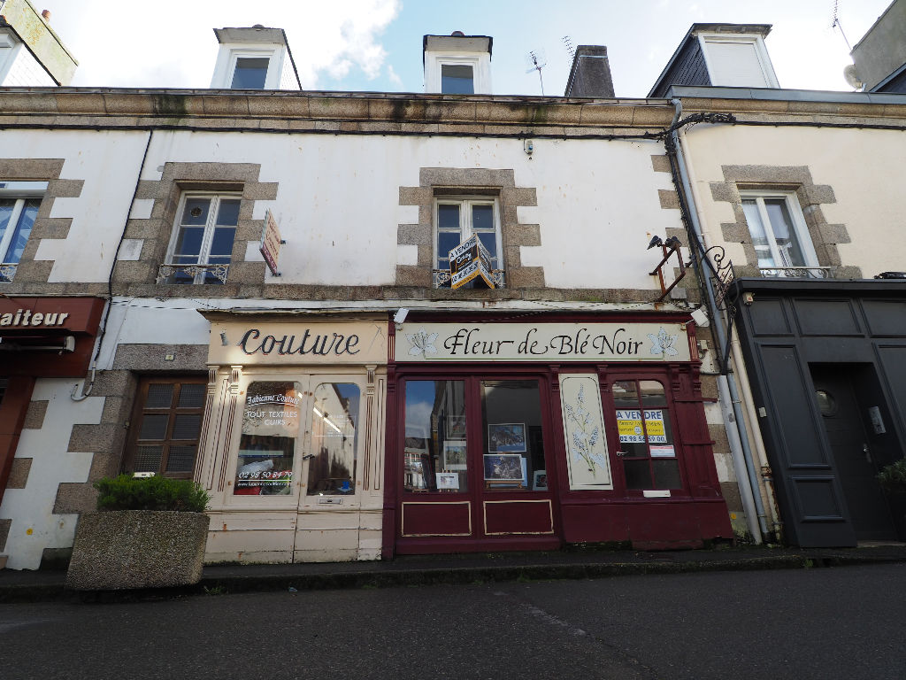 Local Commercial et Appartement T2