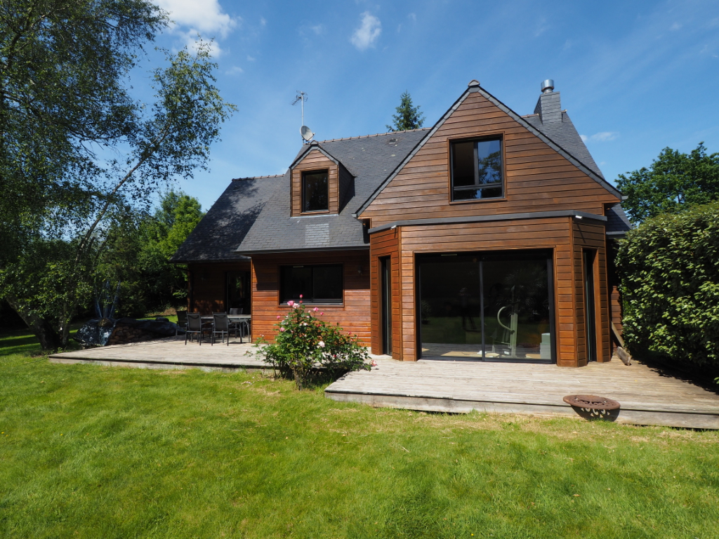 Concarneau - Belle construction Bois T6 de 124 m� sur 2500 m� de terrain.