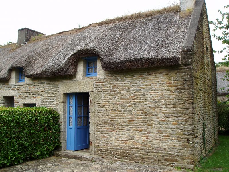 PONT AVEN    Chaumi�res et cadre idyllique