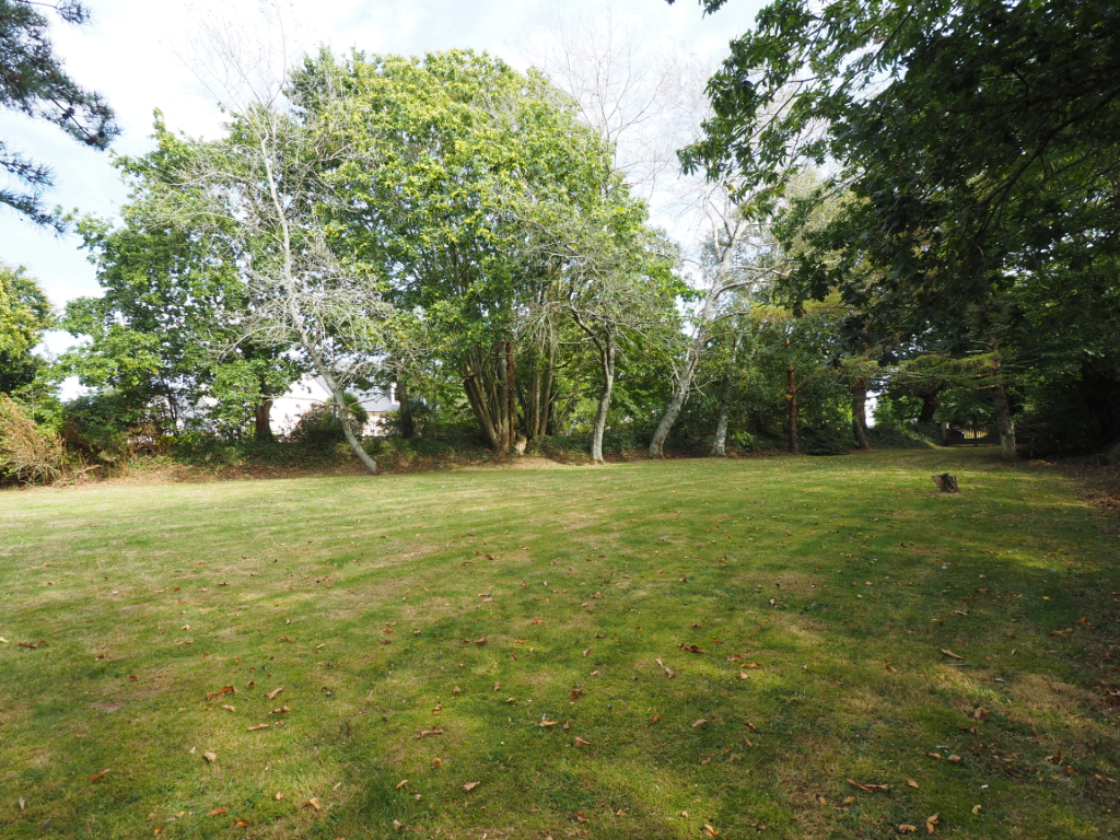 A vendre joli terrain arbor� dans secteur recherch� � 5 mn des plages!