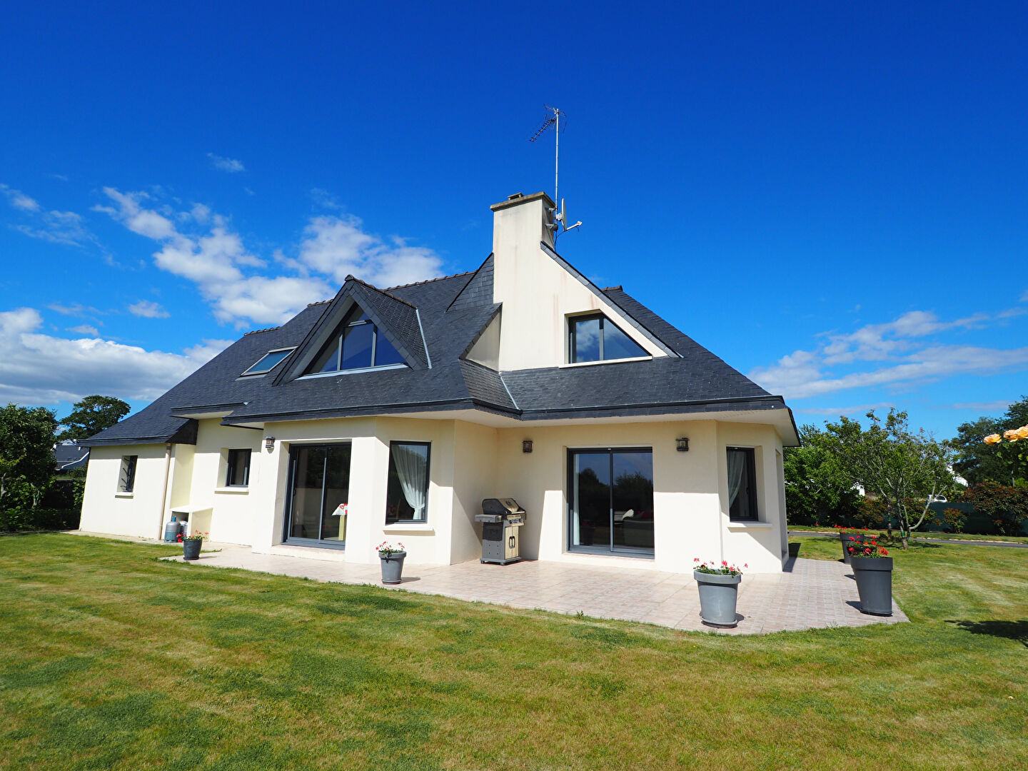 EXCLUSIVIT� AGENCE DU QUAI - � TR�GUNC - Superbe Contemporaine familiale de 2004 de plus de 186m� habitables sur 1900 m� de jardin clos.