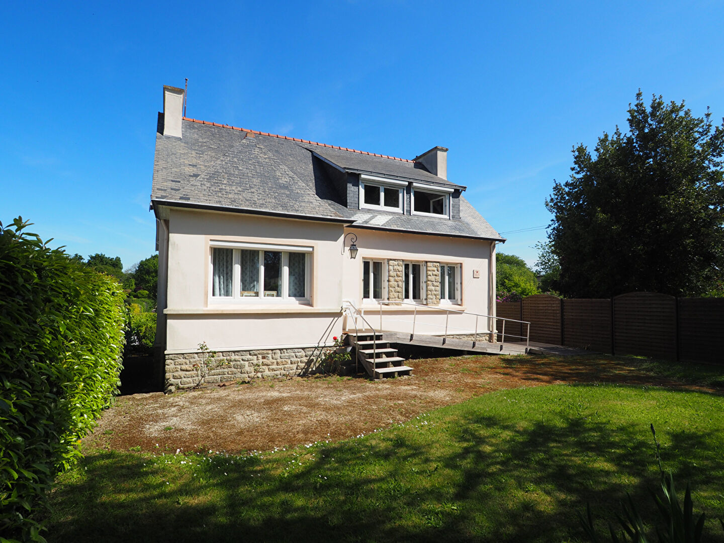 CENTRE VILLE DE CONCARNEAU - Maison Traditionnelle T5 de 114 m� sur 750 m� de terrain environ