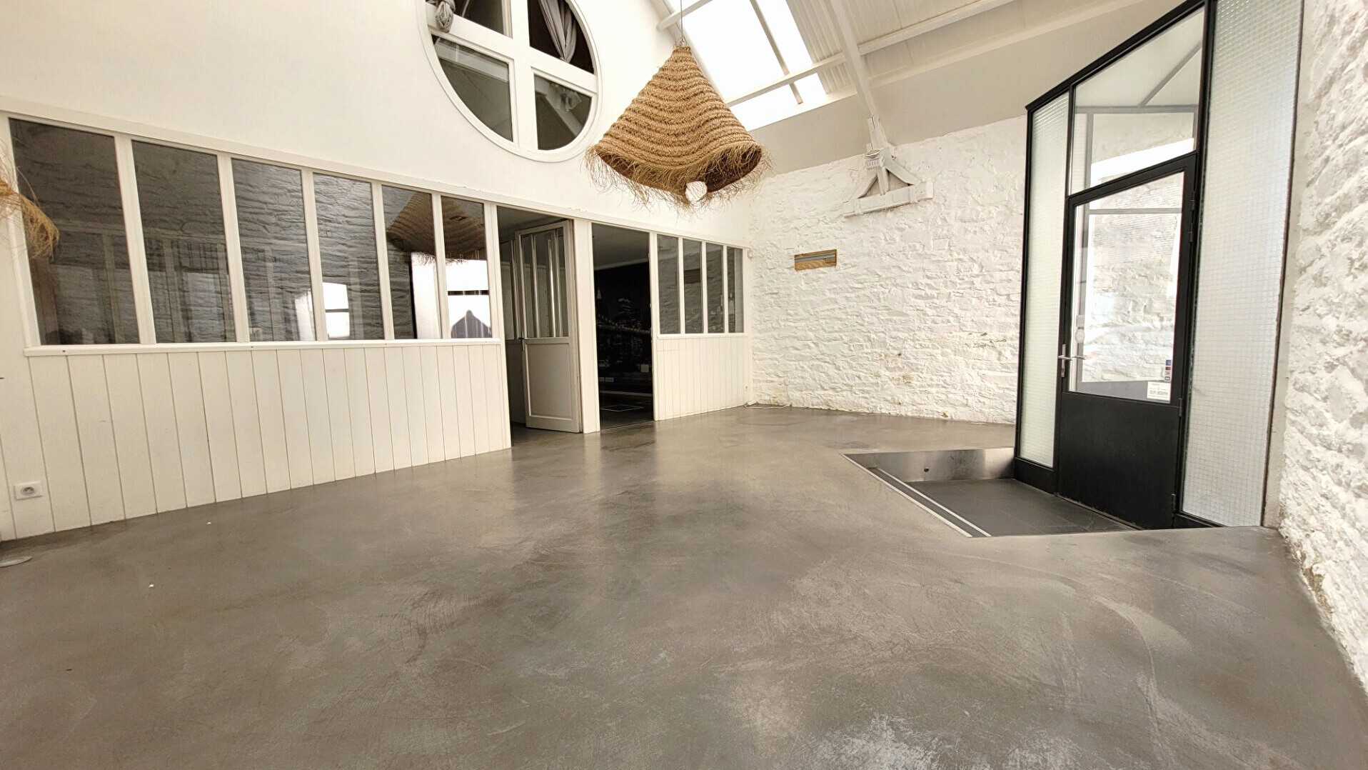 A vendre � Concarneau, les halles au bout de la rue et la mer � 200 m�tres maison type loft en hyper centre de concarneau