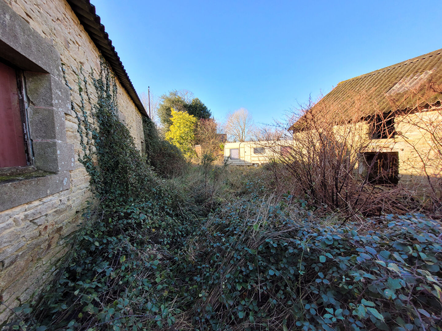 EXCLUSIVIT� AGENCE DU QUAI - Rosporden - Ensemble de 2 long�res � r�nover sur 1500 m� de terrain environ