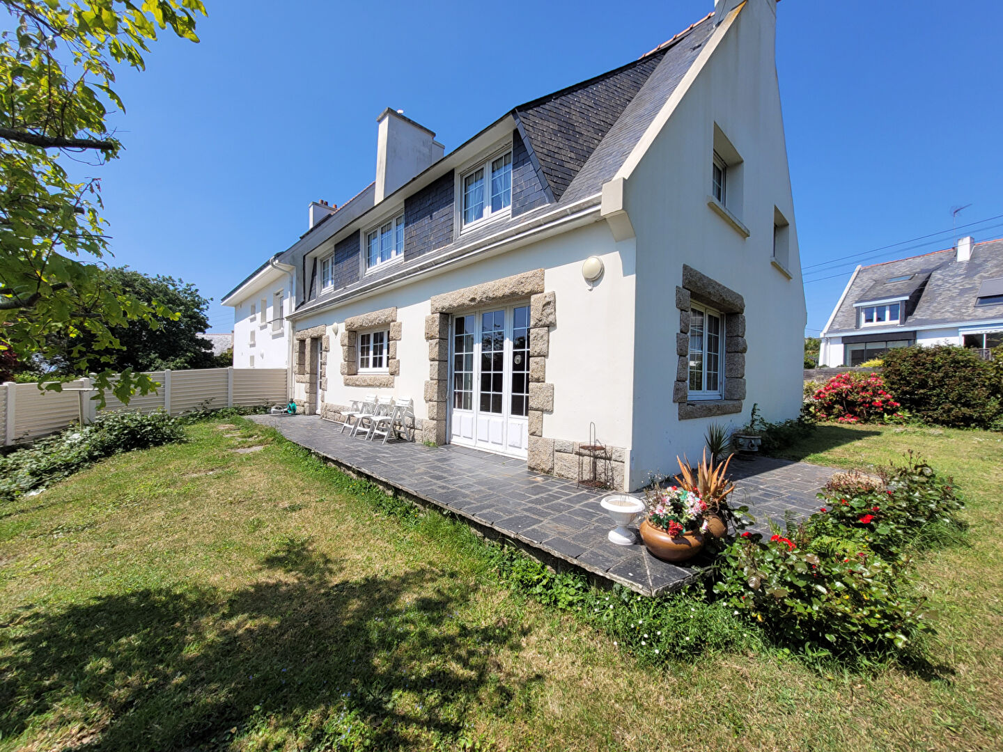 CONCARNEAU - La plage des Sables Blancs � 300 M - Maison T6 de 150 m� sur 425 m� de terrain