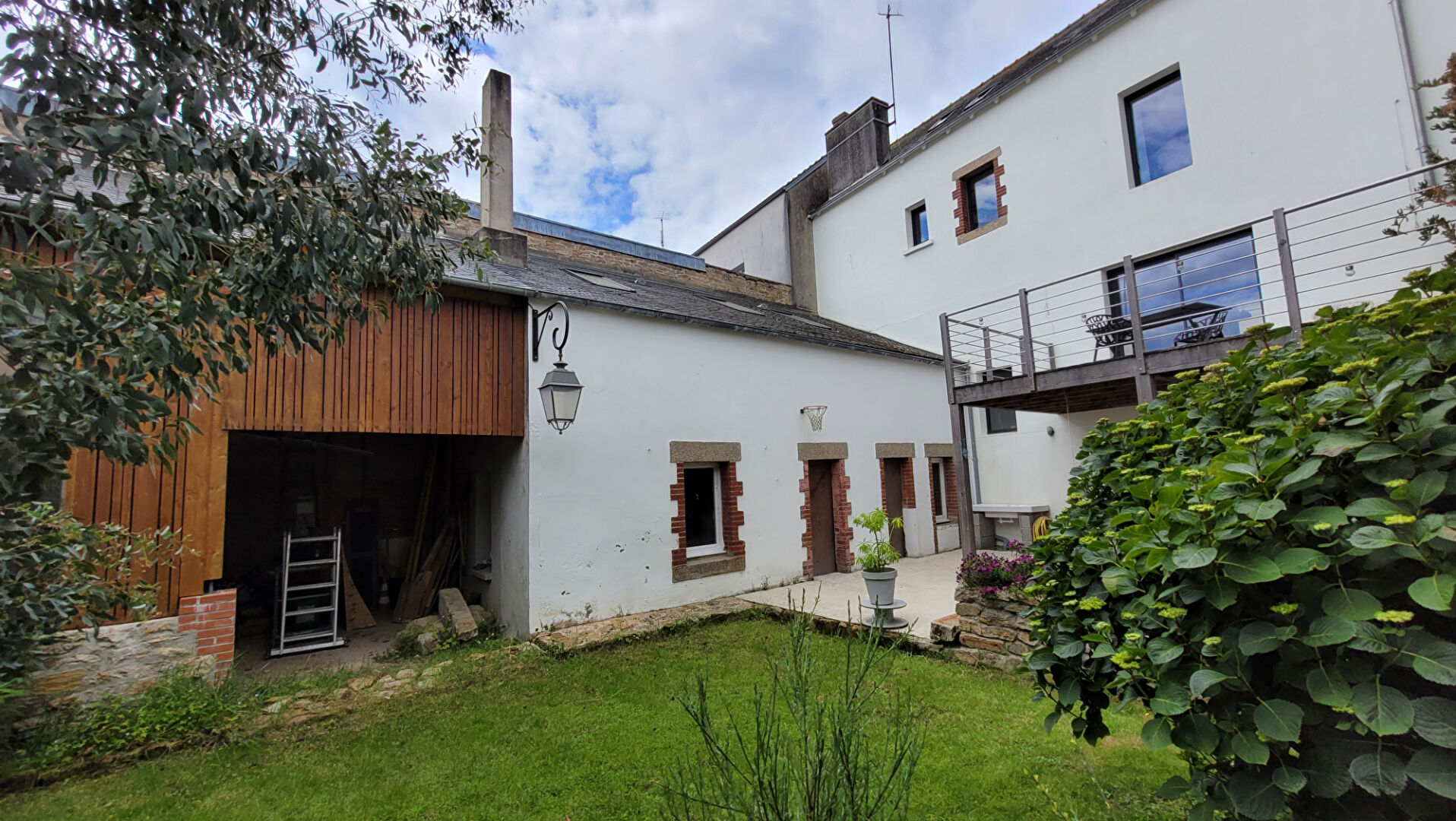 Maison T8 en hyper-centre de Concarneau r�nov�e avec soin, beaucoup de cachet et un joli jardin + local commercial.