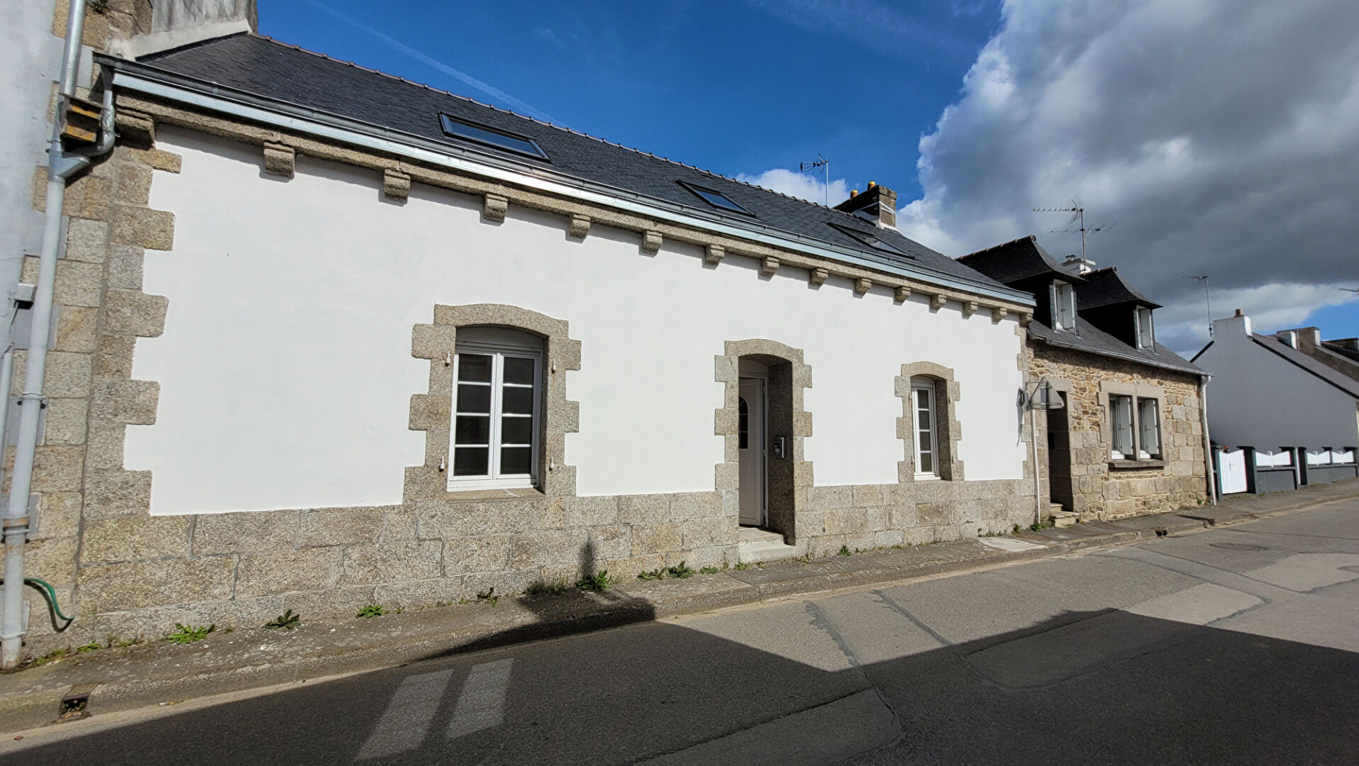 Maison r�nov�e au bourg de Lanriec : 3 chambres, belle pi�ce de vie, cour ferm�e et cuisine moderne. �coles et commerces � pied, cadre id�al !