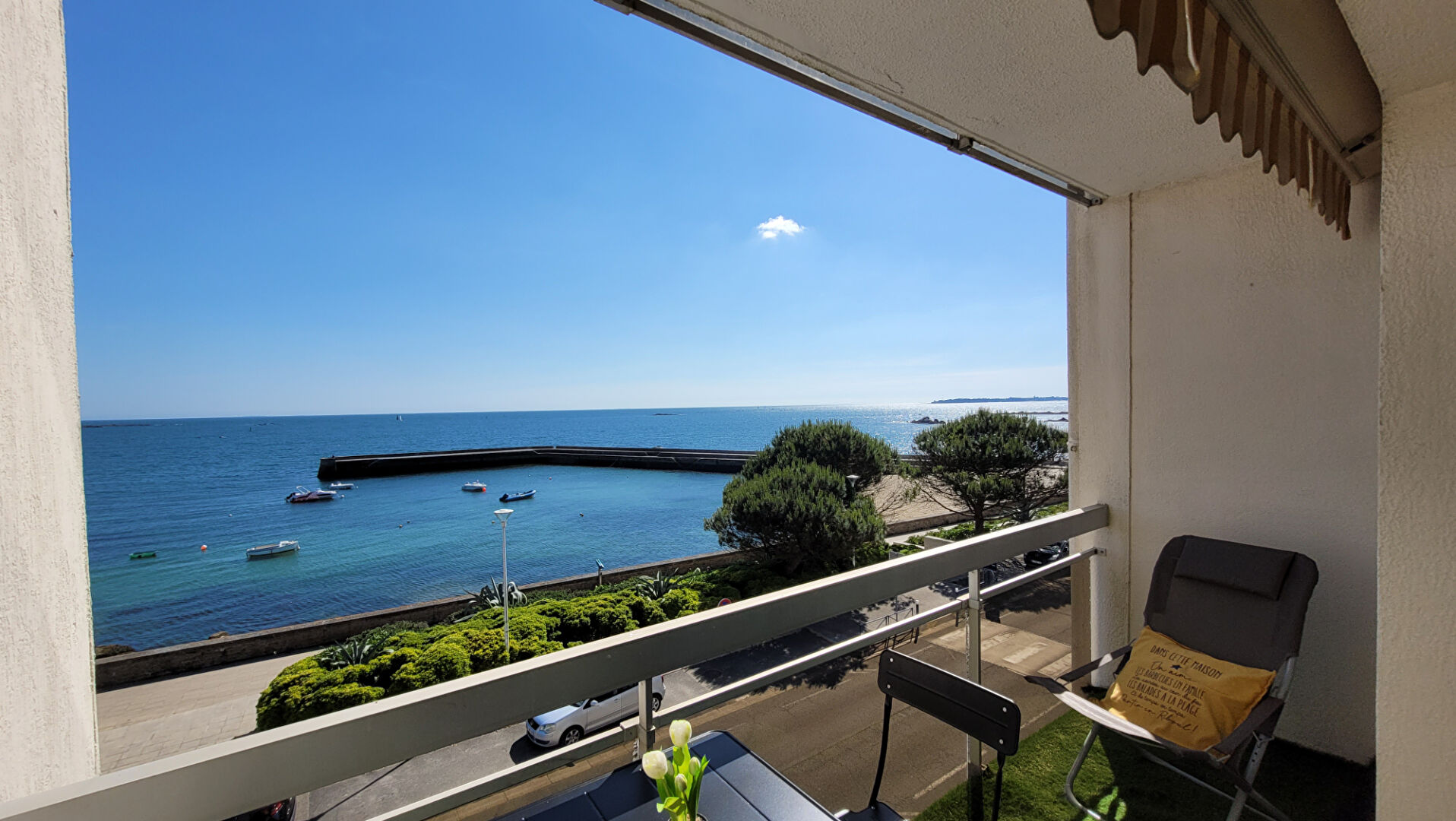 A vendre sur la corniche de Concarneau, superbe T3 de 88 M� face � la mer et au Quai nul